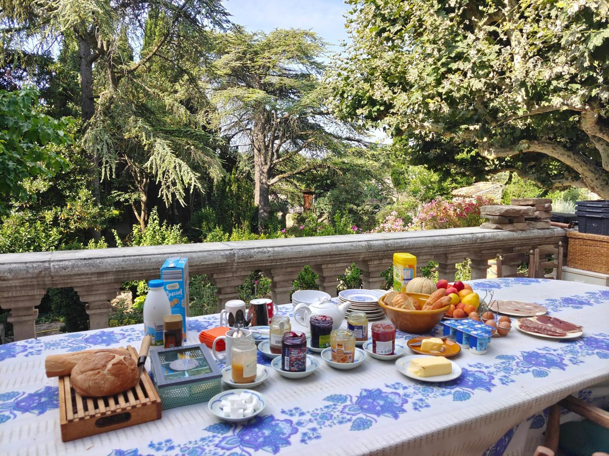 Bed and breakfast Rue Du Chateau A Cabrieres D'Avignon Extérieur photo